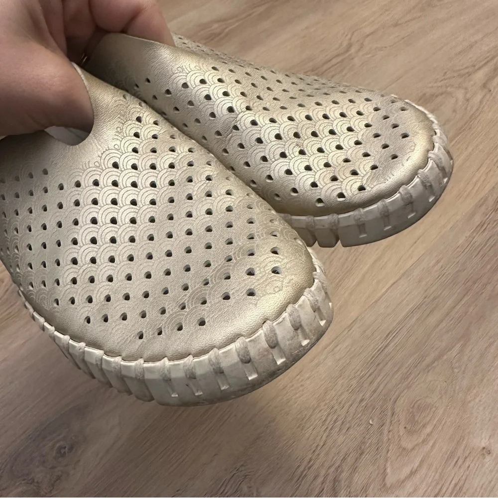 Ilse Jacobsen Hornbaek Metallic Perforated Sneaker size 37 Platin